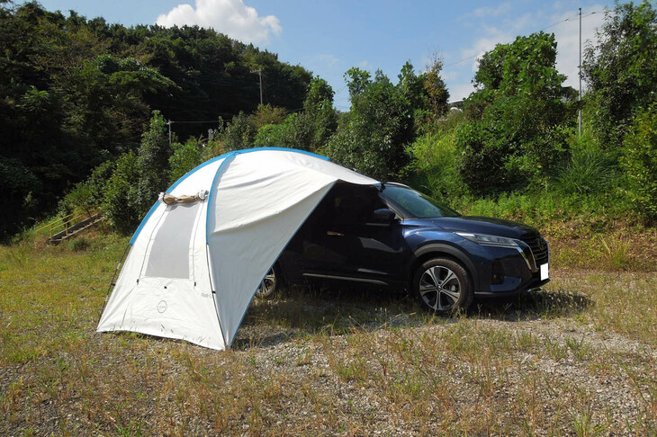 日産は、放射冷却素材の「ラディクール」を自動車メーカーとして初めて純正アクセサリーに採用。「サンシェード」や「カーサイドタープ」、「ハーフボディーカバー」を一部車種向けに販売している。