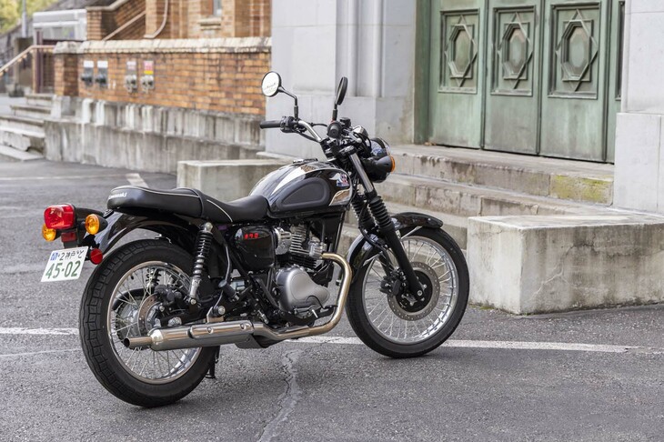 2024年11月に発売された「カワサキ・メグロS1」。排気量232ccの空冷単気筒エンジンを搭載した軽二輪のモデルで、「カワサキW230」とは意匠違いの姉妹モデルにあたる。