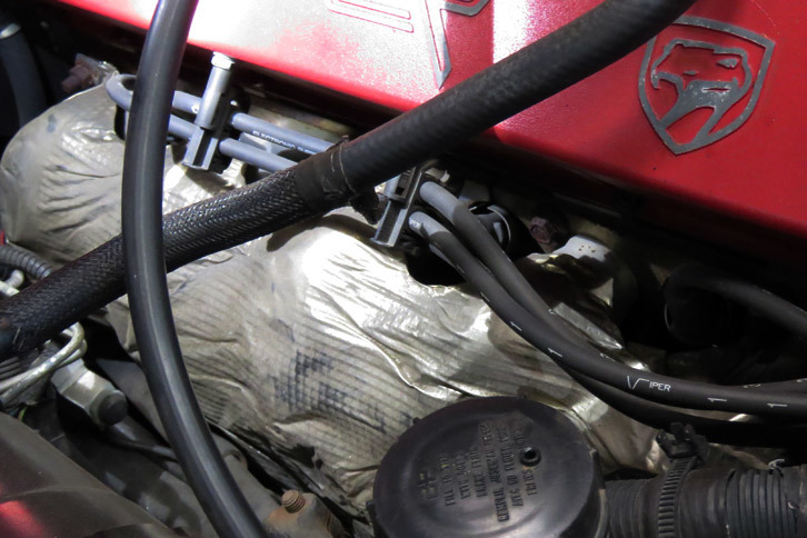 記者のバイパーは、ヘダースにアルミホイルみたいな遮熱材がまかれていた。