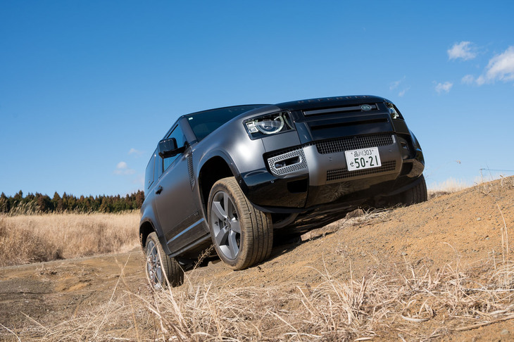 一面の枯れ草と抜けるような青空が広がるオフロードで。やはり「ディフェンダー」は都市よりもこうした舞台がよく似合う。