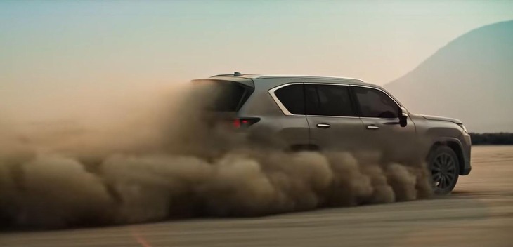 こちらもトヨタのイメージビデオから、砂漠を爆走する新型「レクサスLX」。筆者は「トヨタ・ランドクルーザー」がアクセル全開の乱暴な使われ方をするシーンをよく目にしたが、LXに関してはそうした運転は少ないように思われる。