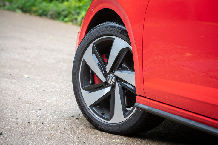 「ポロGTI」のタイヤサイズは215/45R17。専用デザインの5スポークアルミホイールと、赤く塗装されたフロントのブレーキキャリパーが目を引く。