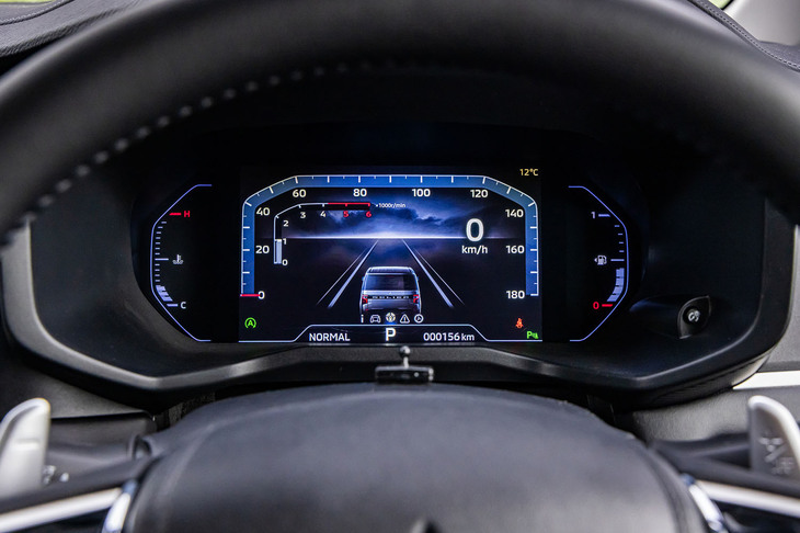 8インチのカラー液晶メーターには、2種類の表示デザインが用意されている。