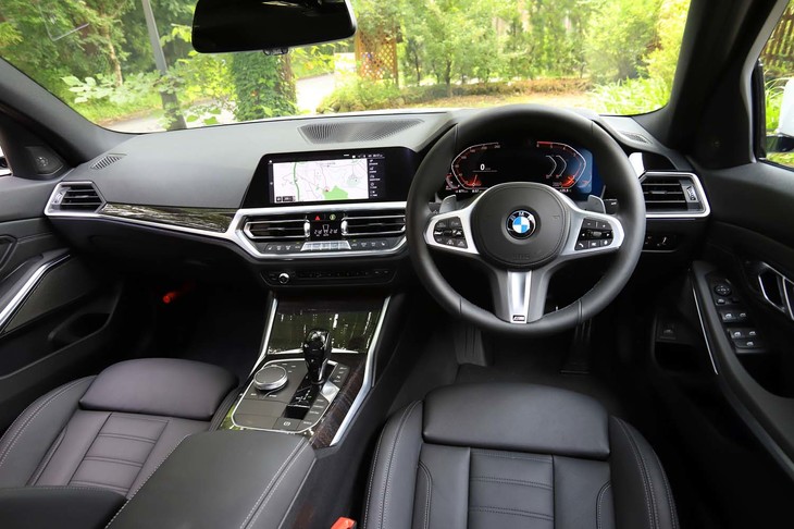 「BMWライブコックピット」と称されるインストゥルメントパネルは、10.25インチのインフォメーションディスプレイと12.3インチのフルデジタルメーターパネルで構成されている。