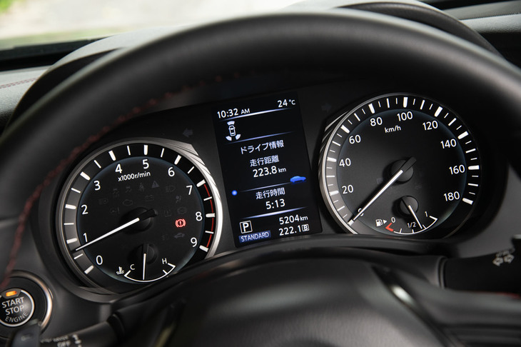 メーターは2眼の機械式で、中央部に5インチのインフォメーションディスプレイを搭載。他のターボ車と同じく、ハイブリッド車には装備されるヘッドアップディスプレイは用意されていない。