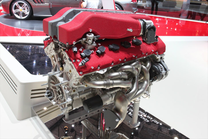 「フェラーリGTC4ルッソ」に搭載される6.3リッターV12エンジン。従来比30psアップの690psを生み出すに至った。