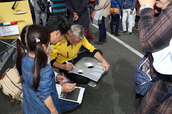 ファンから絶大な人気のウルゴンさん。記念撮影だけでなく、サインにも気さくに対応していた。