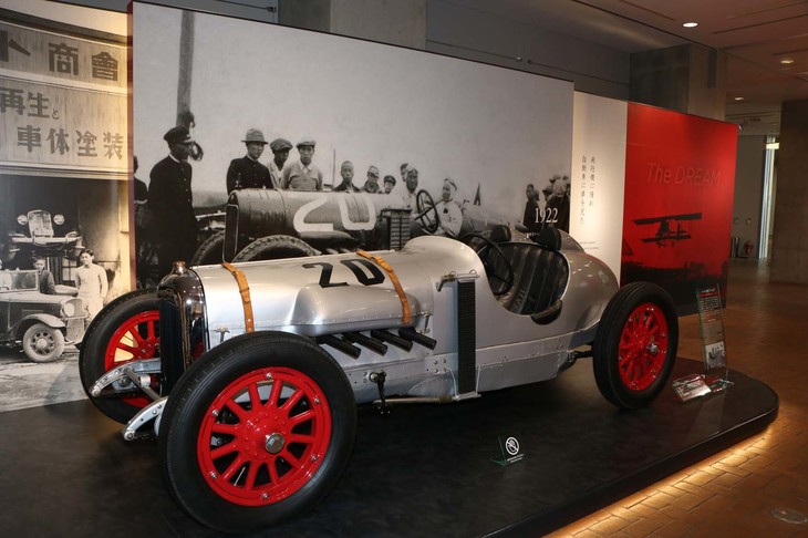 ホンダコレクションホール1階北棟では、開館20周年を記念した「Honda 夢と挑戦の軌跡」の新展示コーナーを設置。本田宗一郎と企業としてのホンダおよび製品の歩みが、ひと目で分かるようになっている。写真は、若き本田宗一郎が製作に携わったレーサー「カーチス号」。