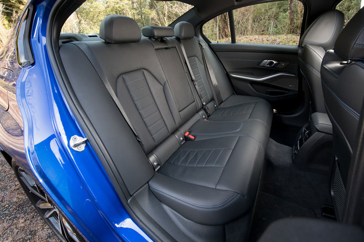 リアシートは4：2：4の3分割可倒式。中央部分のみ背もたれを倒せば、長尺物を積みつつ、4人乗車も可能だ。