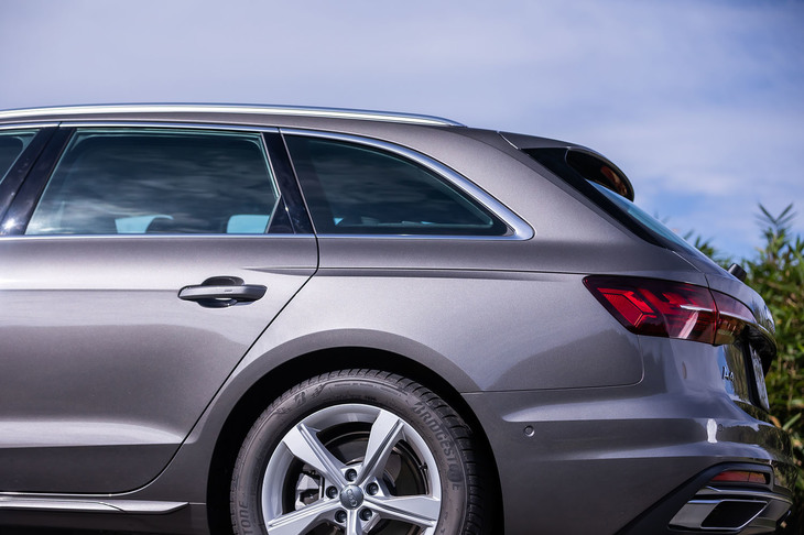 今回のマイナーチェンジでボディーパネルのほぼすべてを刷新。ブリスターフェンダーの採用によって、「A4セダン／アバント」は全幅が5mm拡大した。