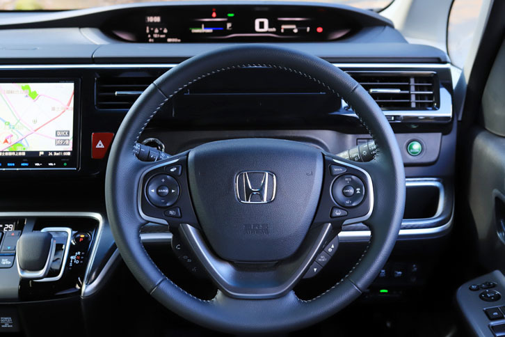 アダプティブ・クルーズ・コントロールや車線維持支援システムの操作は、ステアリングスポーク右側のスイッチで行う。