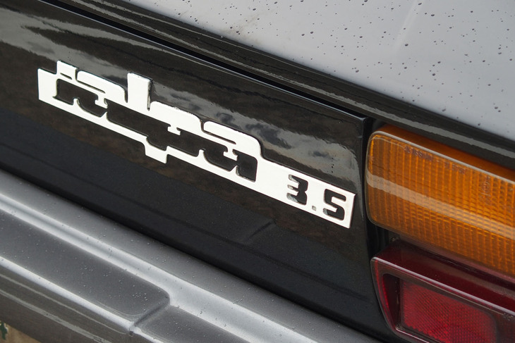 「ランボルギーニ・ジャルパ」のエンブレム。