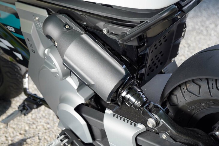 リアサスペンションはアルミキャスト製の片持ちスイングアームと、調整機構付きのモノショックの組み合わせ。ショックは車体の左側に装備されている。