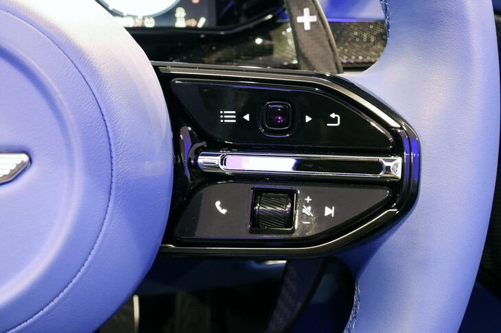 アストンマーティン・ヴァンキッシュ ヴォランテ（ステアリングスイッチ）