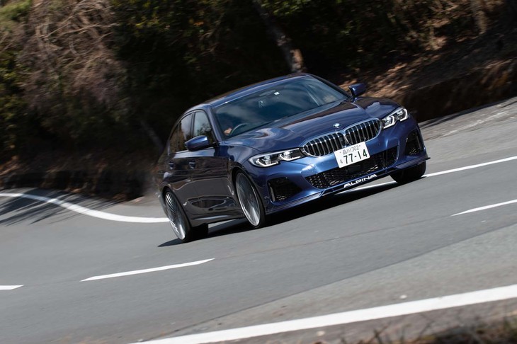 足まわりは減衰力可変ダンパーの電子制御なども含めてアルピナ独自のセッティング。これまでのアルピナ車と比べると若干硬派な乗り味に変化している。