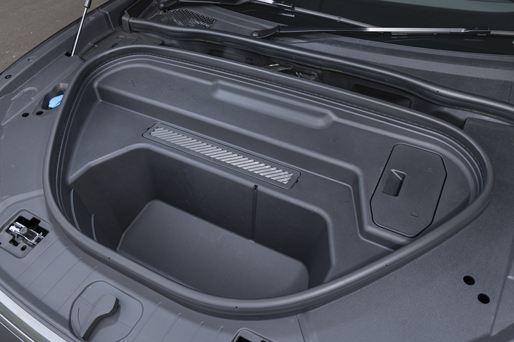 ボンネットの下にも容量64リッターの収納スペースが確保されている。