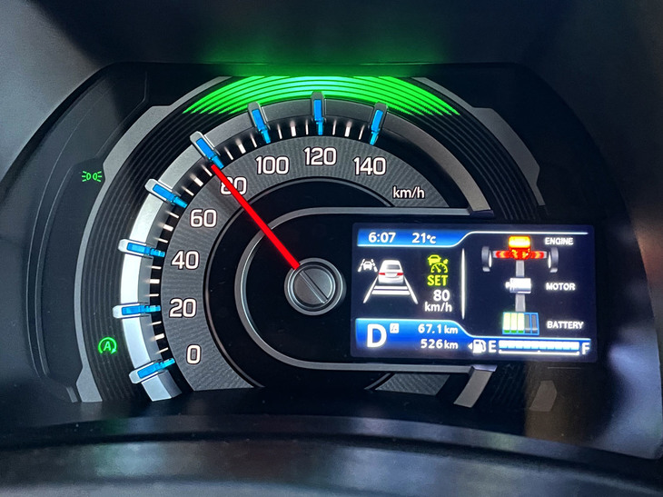 メーターパネルにはフルカラーのインフォメーションディスプレイを装備。燃費や走行距離はもちろんのこと、ACCの作動状態にエネルギーフローインジケーター、エコスコア、果てはGセンサーの表示機能なども備わっている。