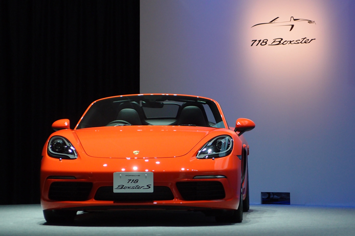 フロントまわりは、ヘッドランプやバンパーのデザインが一新された。