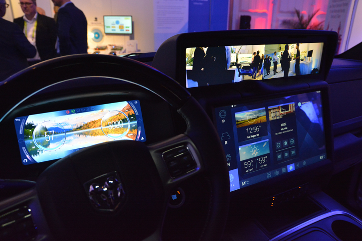 こちらは、ルネサス社の展示。サイドミラー代わりの表示モニターは、ダッシュボードの上に設置されている。