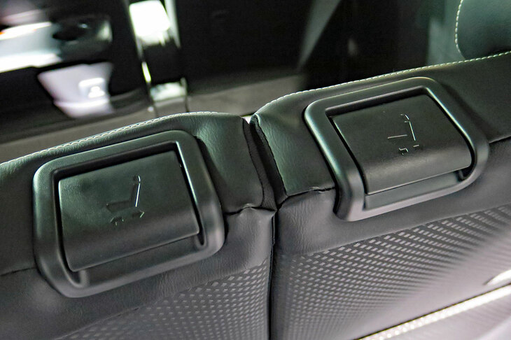 後席のリクライニング／スライド調整レバーは、荷室側からも操作が可能だ。
