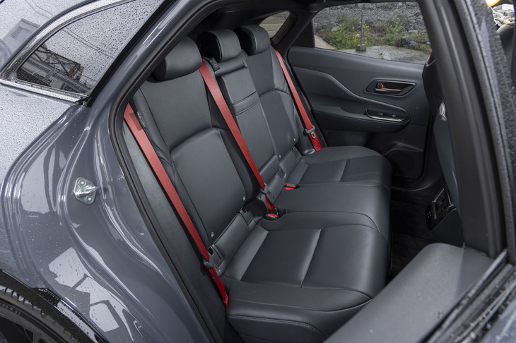 赤いシートベルトによって後席にも前席と同じ世界観をつくり上げている。スタイリングから想像するほどは狭くなく、大人でもきちんと座れる。