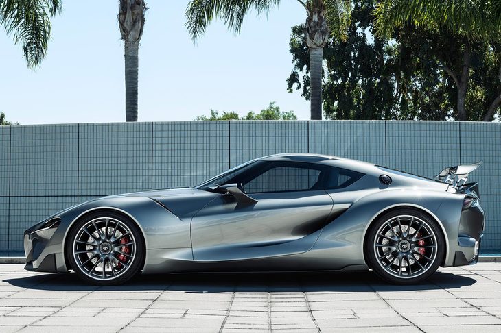 コンセプトカー「トヨタFT-1」のサイドビュー。低いフロントノーズと、フロントフェンダーの上の“厚み”に注目。