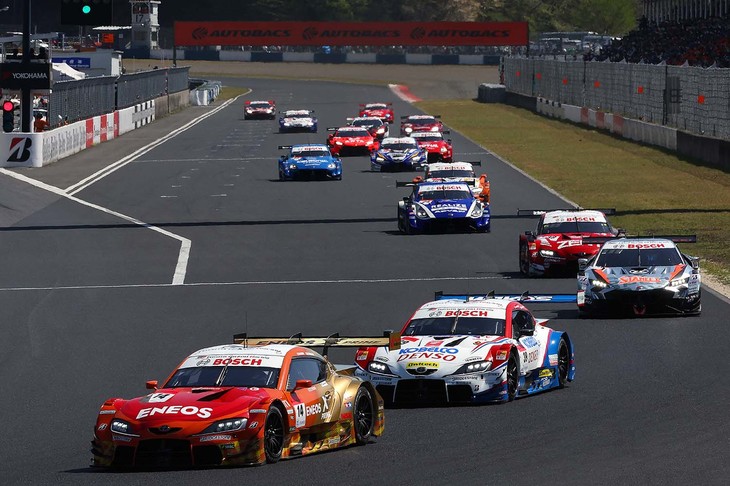GT500クラスのスタートシーン。