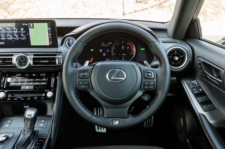 “Fスポーツ”モデルのコックピット。ディンプル加工を施したステアリングホイールやシフトレバーでスポーティーなムードが演出される。