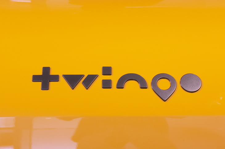 テールゲートに貼られた新しいロゴ。