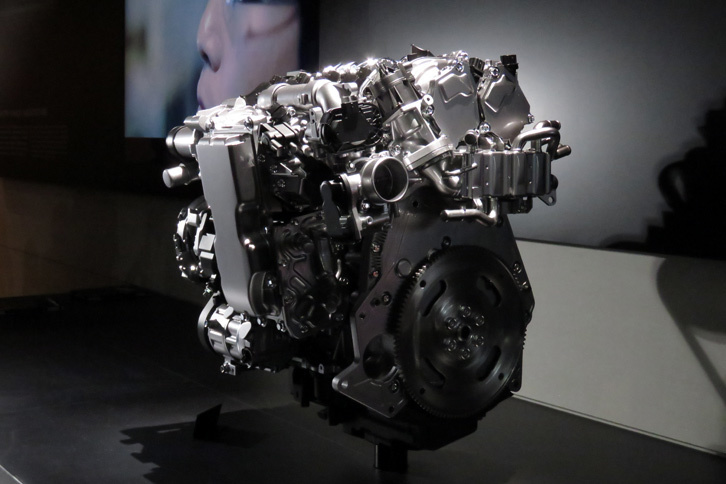 幅広い使用域での混合気の圧縮着火を実現した、新世代ガソリンエンジンの「SKYACTIV-X」。