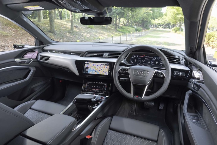 シルバーとブラックのインテリアはアウディらしいクールな仕立て。赤いスタート／ストップスイッチなど、エンジン車の「S」モデルと同じ文法が使われている。