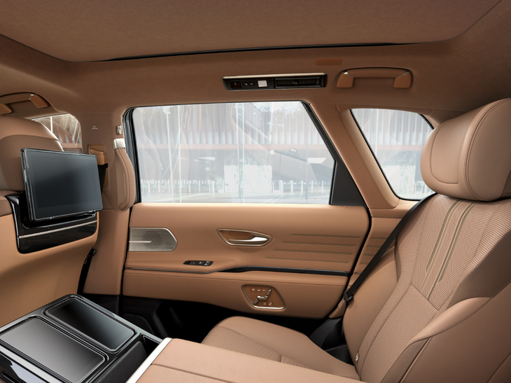 リアの調光機能付きプライバシーガラスに「半透明」（写真）が追加された。