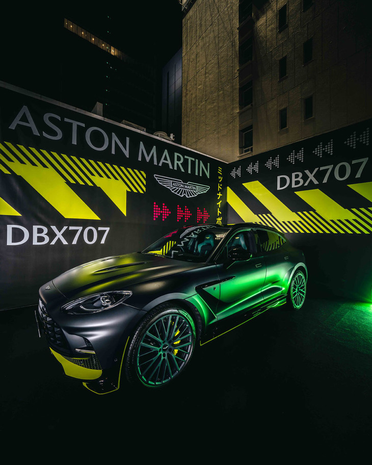 アストンマーティンDBX707ミッドナイト ポディウムエディション