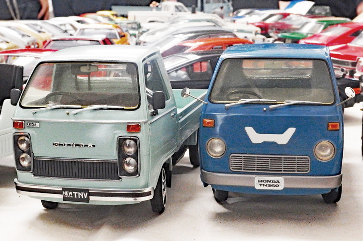 イマイ～バンダイの1/20「ホンダTN360」（写真右）と、それをベースに作られた「同TN V」（同左）。坂中善之氏の作品。