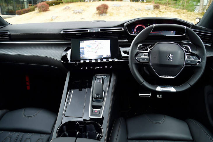 「i-Cockpit」と呼ばれる「プジョー508」のインテリア。小径楕円ステアリングが採用される。