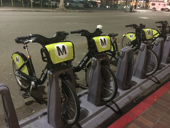 自動車での移動を前提に形成された都市・ロサンゼルス。昨今では、市当局および交通局の主導で自転車のシェアリングが行われている。現在扱われているのは約1400台で、料金は30分3.5ドル、1日7ドル。