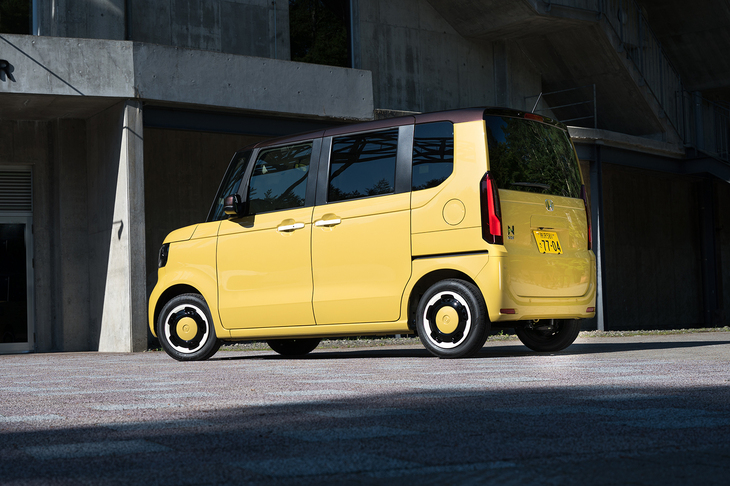 今回の試乗車は「N-BOXファッションスタイル」。ルーフとドアミラーを「プレミアムディープモカ・パール」で塗り分ける3タイプのツートンカラーが新規設定された。