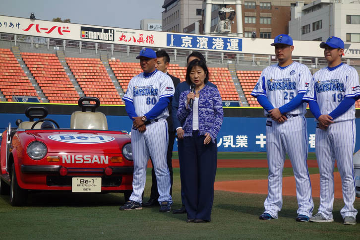 あいさつに立った日産の星野朝子専務執行役員。「リーフ」を選んだ理由は、横浜でつくられているためで、リリーフと似ているからではないそうだ。写真左の「日産Be-1」は、1987年にリリーフカーとして使用されていた車両。