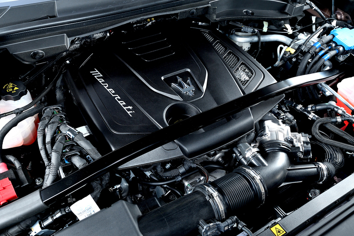 2リッター直4ターボエンジンにはBSGとともに「eBooster」と呼ばれる電動コンプレッサーが備わっている。