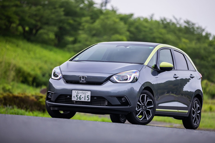 4代目となる新型「ホンダ・フィット」は2020年2月13日に発表、同年2月14日に販売開始となった。パワートレインは今回試乗した1.3リッター直4ガソリンエンジン＋CVTと、「e：HEV」と呼ばれるハイブリッドシステムの2本立て。