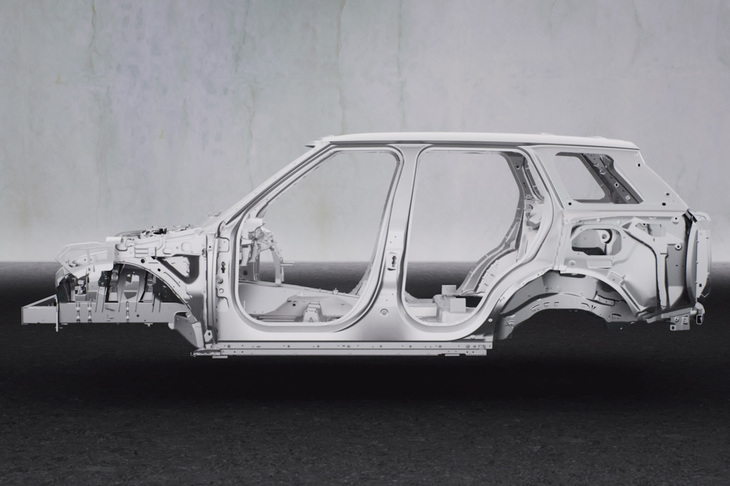 2021年10月にデビューした5代目「レンジローバー」に続き、ランドローバーの新しいアーキテクチャー「MLA-Flex（flexible Modular Longitudinal Architecture）」が採用されている。