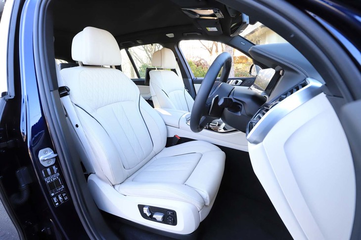 シートの表皮にはダイヤモンドステッチとグレーのパイピングがあしらわれている。テスト車にはヒーターやベンチレーター、マッサージ機能などを組み合わせたオプション「コンフォートパッケージ」が装着されていた。