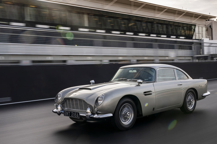 「アストンマーティンDB5」は1963年にデビューした。『007 ゴールドフィンガー』の劇中で活躍したガジェット搭載の個体は、DB5のプロトタイプを改造したもの。コレクターの元に保管されていたが1997年に盗難に遭って以来、行方不明になっている。