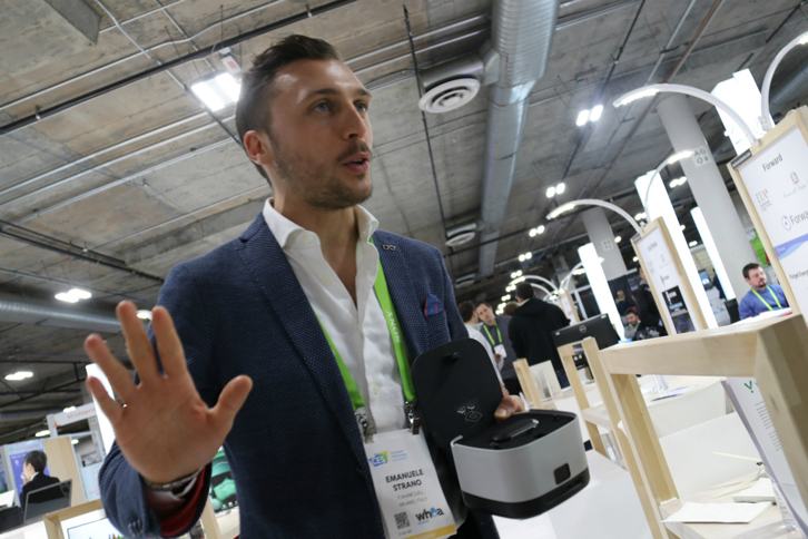 イタリアのスタートアップ企業であるYシェアのエマヌエレ・ストラーノ氏。誰でもどんなクルマでも簡単にカーシェアリングを開始できる、安全かつ操作が簡単な車内用キーボックスを開発した。