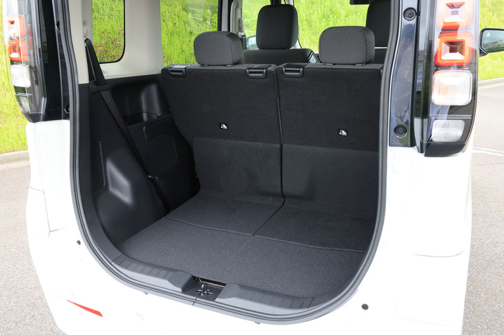 後席を最前方にスライドさせた荷室の様子。この状態では荷室の奥行きが675mmとなり、48リッターのスーツケースを4個収納できる。