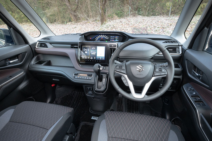 「ソリオ バンディット ハイブリッドSV」のインテリア。MHEVモデルの「ハイブリッドMV」と比べると、メーターの意匠や機能が異なるほか、各部の装飾がチタンシルバーに変更されていたり、インパネオーナメントの色がボルドーだったりと、細かなところで差異化が図られている。