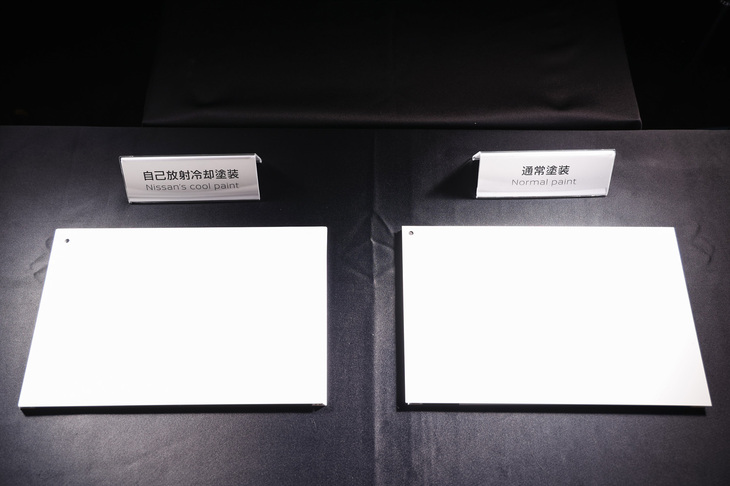 左が開発中の「自動車用自己放射冷却塗装」、右が通常塗装。通常塗装のほうが塗膜は薄いが、一見しただけでは両者の違いに気づかないだろう。