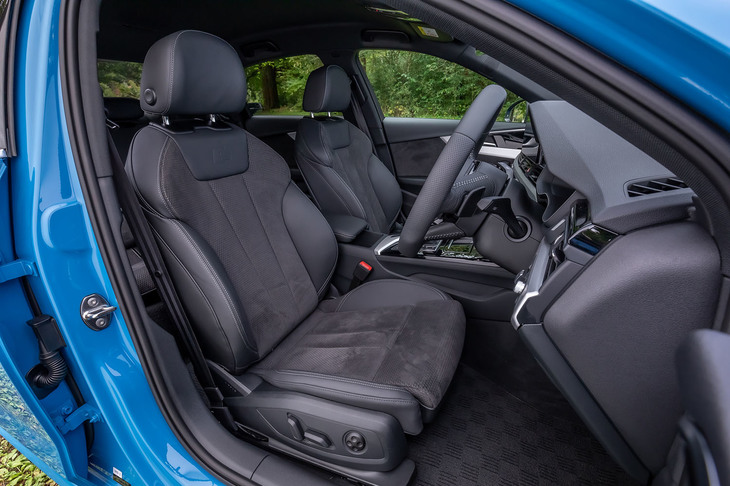 「A4 45 TFSIクワトロSライン」には、アルカンターラと本革のコンビネーション仕立てとなるスポーツシートが標準装備される。