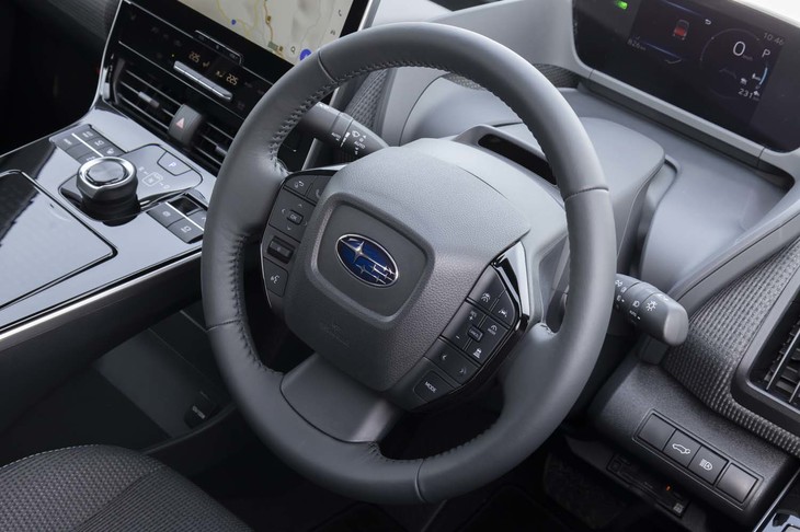 回生ブレーキの強弱をコントロールするシフトパドル付きのステアリングホイールはスポーツカーのように小径だ。そのためスイッチ類はホーンパッドのまわりにレイアウトされている。