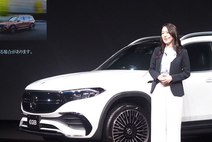 「EQB」の発表イベントで車両概要を紹介したメルセデス・ベンツ日本の上野麻海 営業企画部部長。